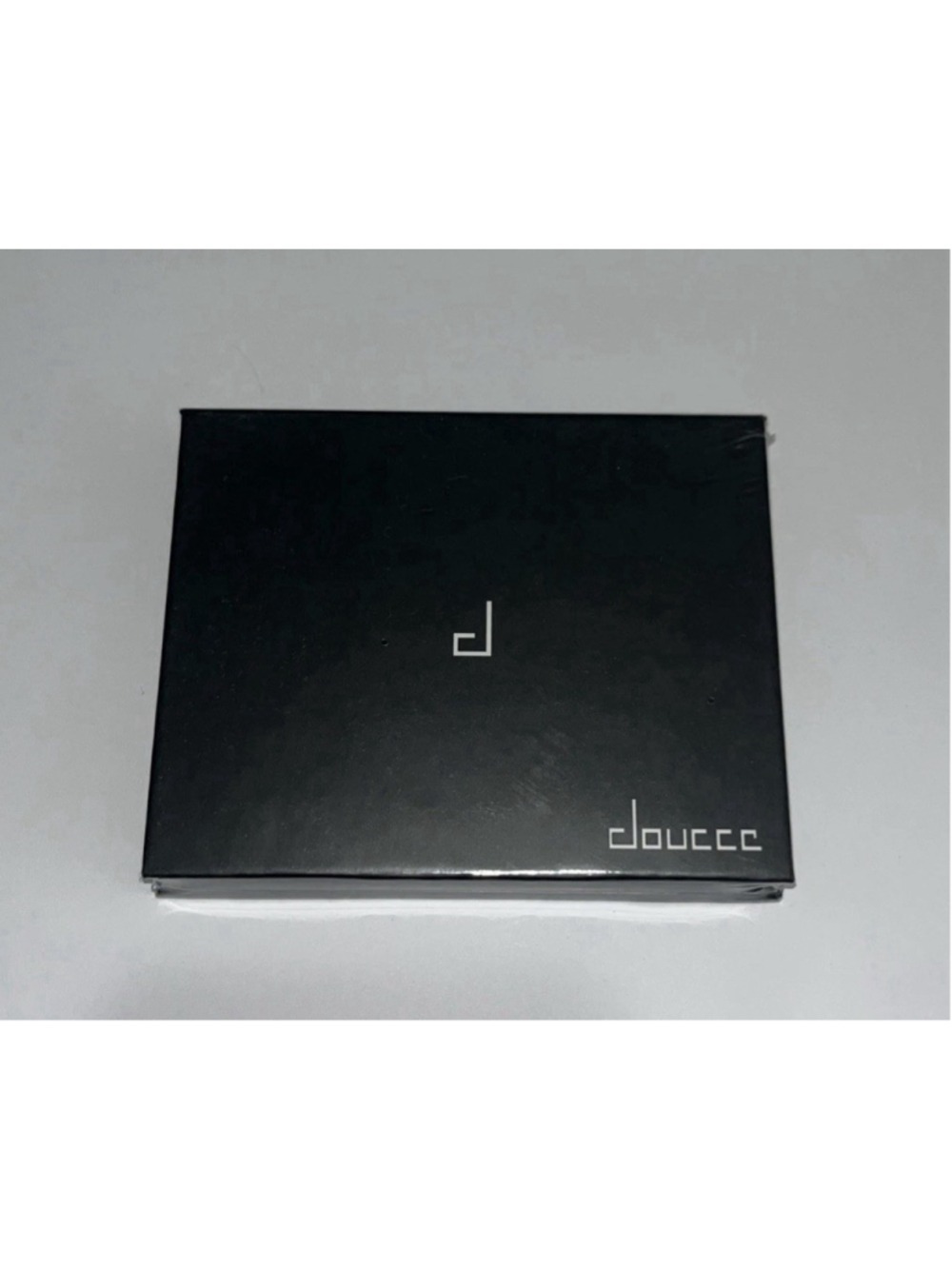 Doucce On The Go Palette - 4 Eyeshadows; 1 Highlighter; 1 Blush - SEALED Package - Picture 2 of 2